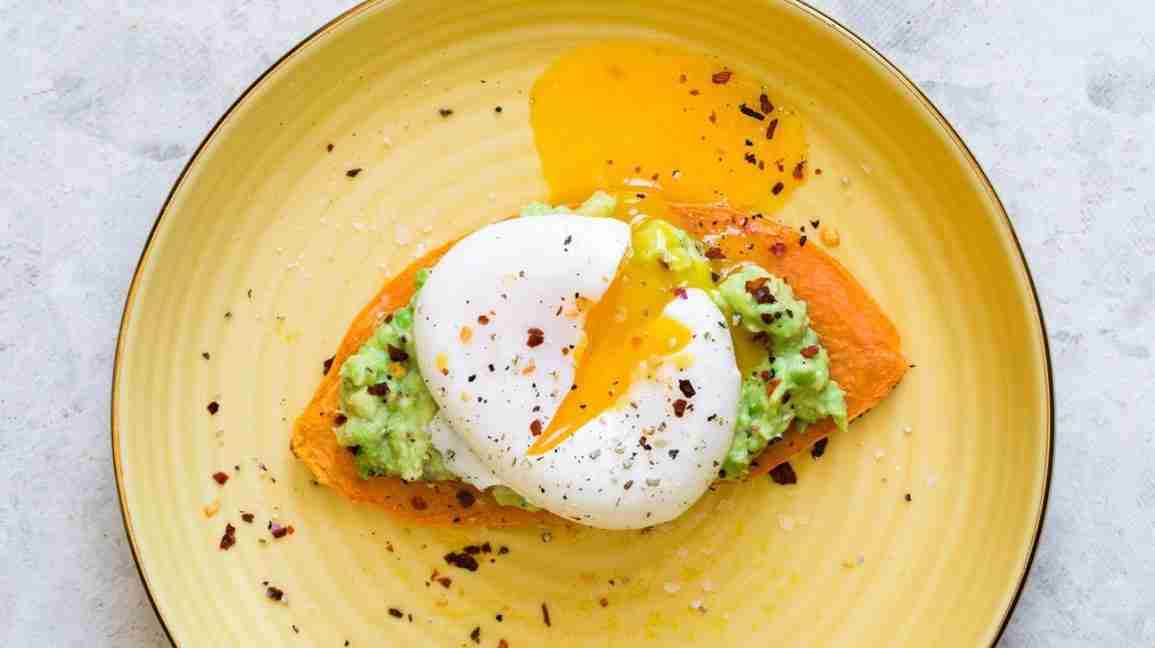poached egg with avocado