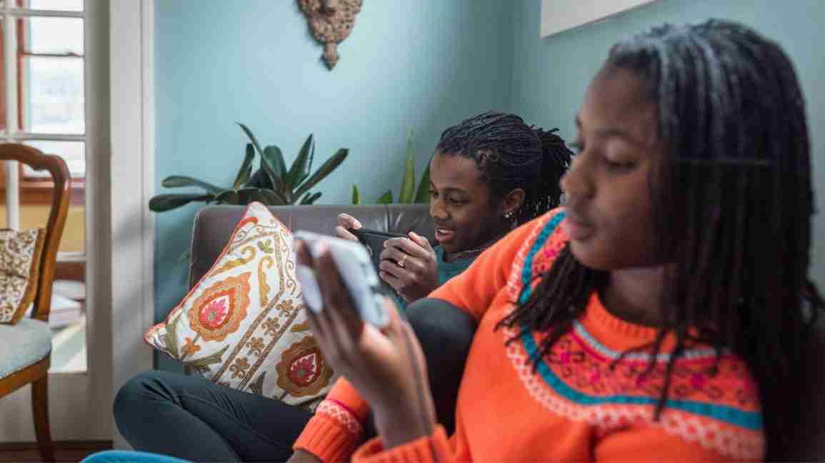teens viewing social media on phones